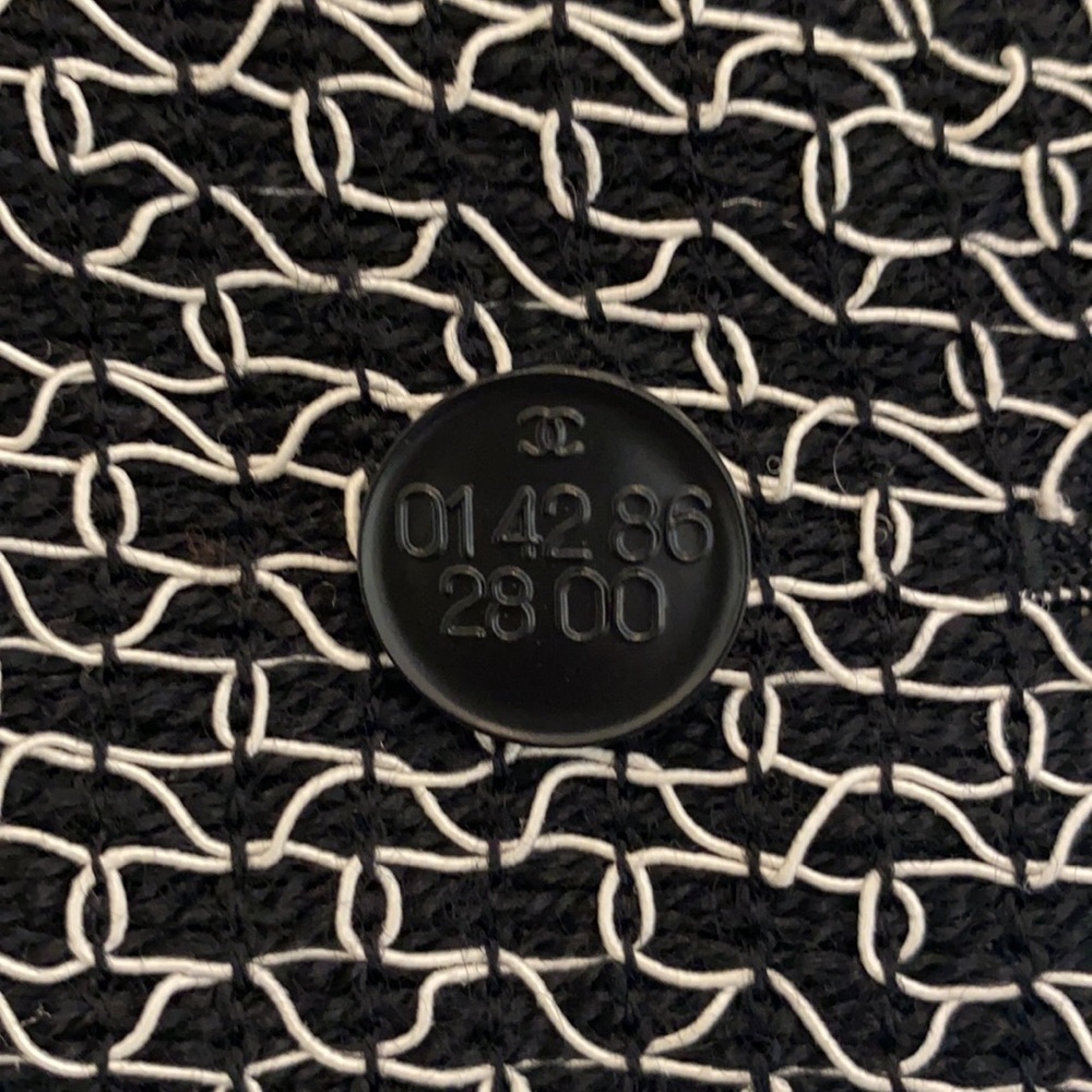 CHANEL Tweed Jacket!! Black & White Tweed Wool Jacket - Picture 8 of 15
